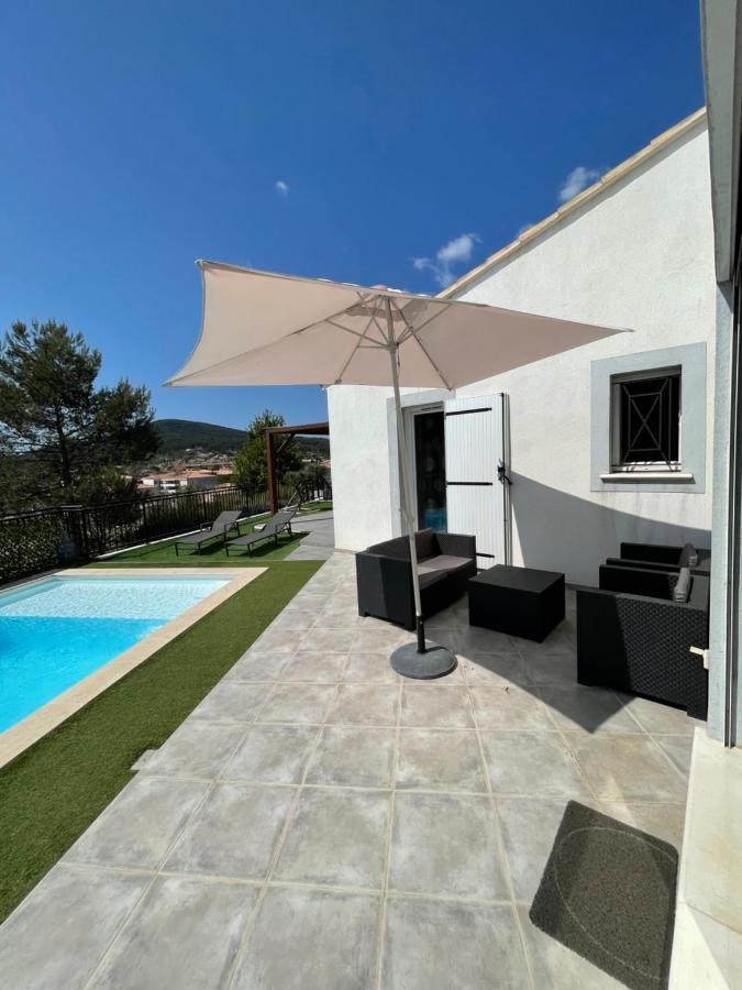 Villa Avec Piscine Cuers Exterior photo